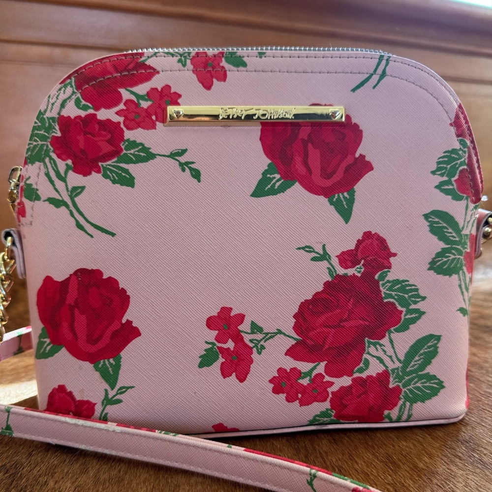 Betsey Johnson Floral Dome Crossbody Purse 🎀 Pink w/ Red Roses Gold Chain Detail